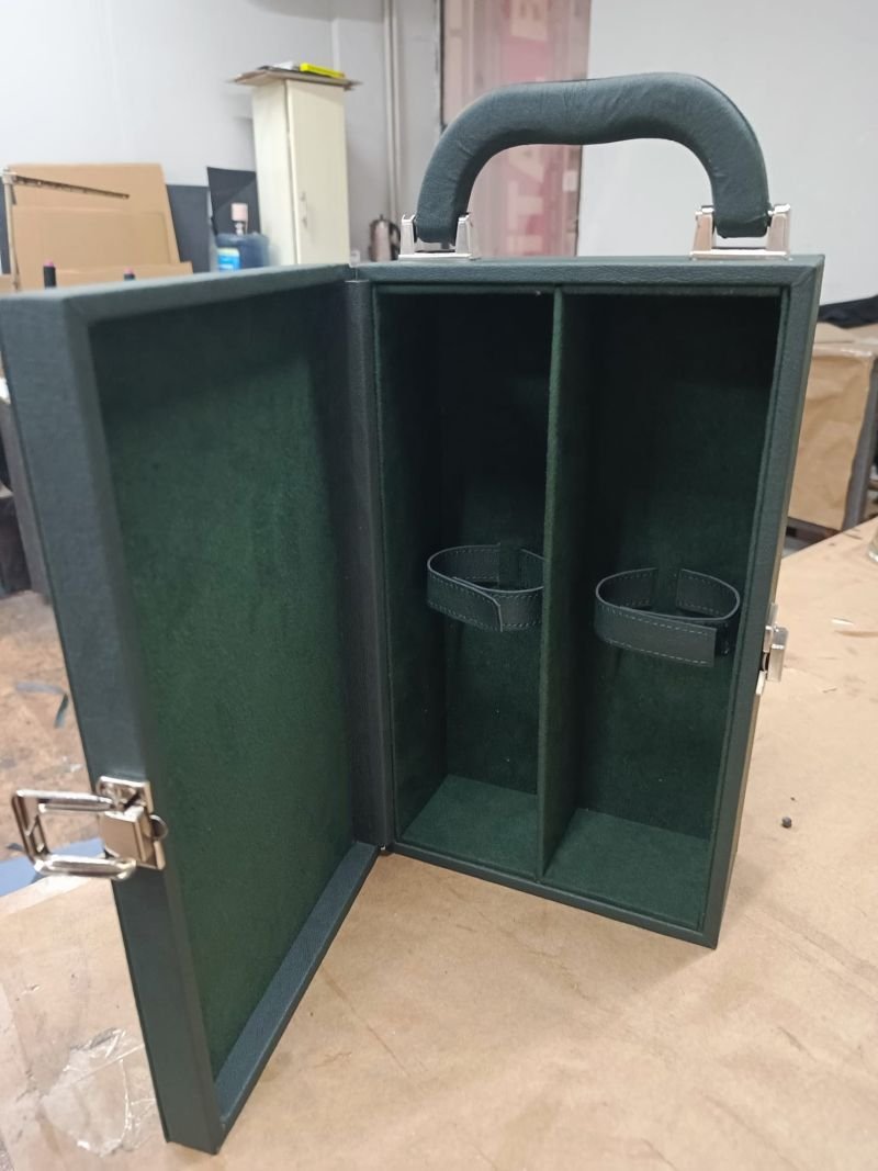 Green lined twin-leaf leather bottle case