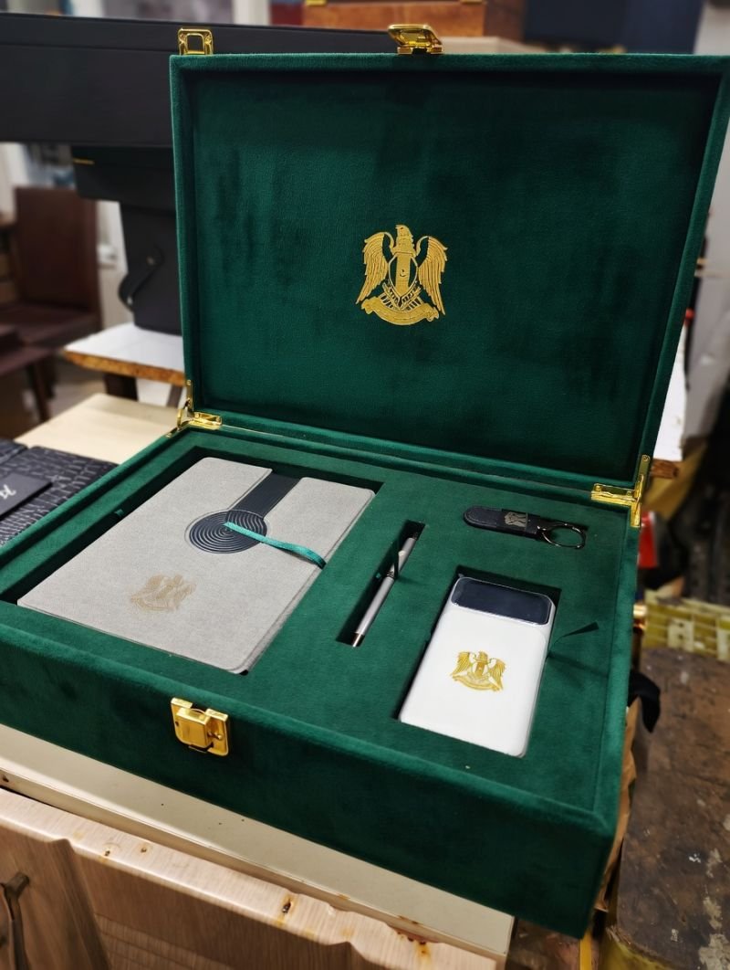 Green velvet lined diplomatic gift set with pad, notebook and pen