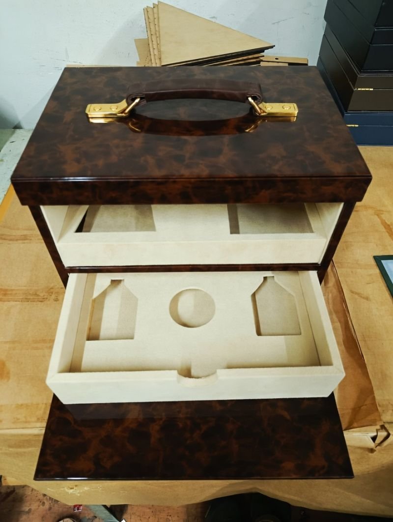 Burl veneer timber gift presentation case with leather handle